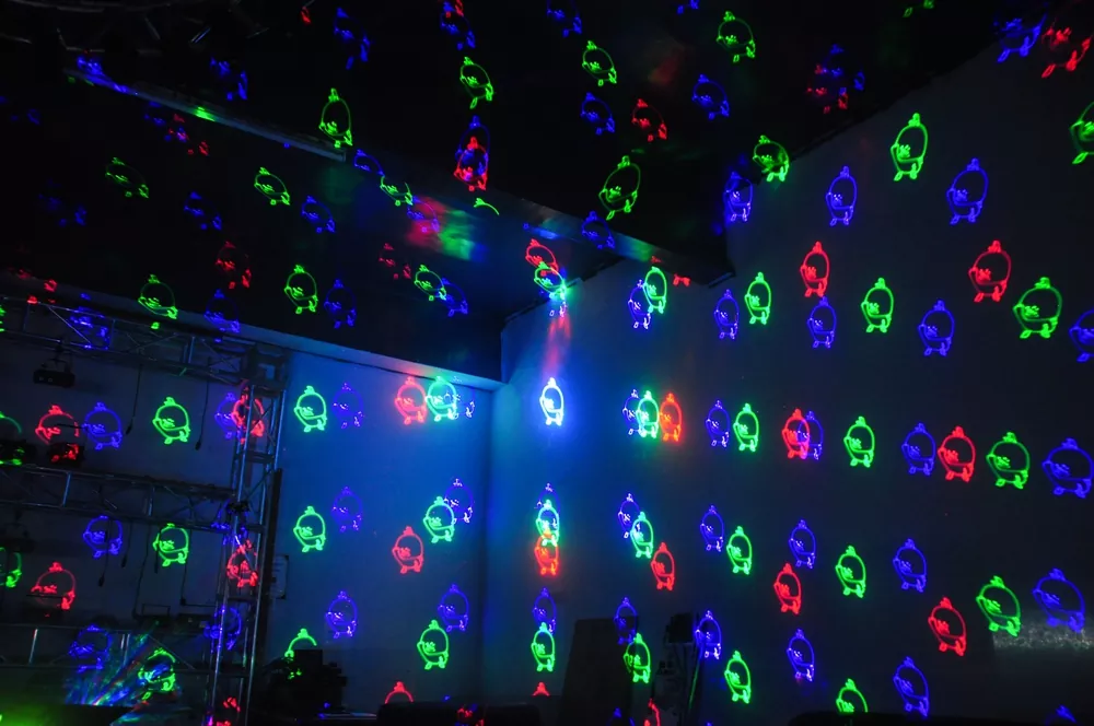4-in-1 RGB Animation Laser 20KPPS 20° Scanner 10/20CH DMX Sound Auto Master-Slave Hundreds Graphics Beam Effects Rotate Zoom Draw Auto Cutoff Safety Lock 100-250V 2.9Kg Light Fixture Multi-effect Laser Light 3D Line Portable Entertainment Lamp for KTV Bar Party Venues Indoor Stage Light