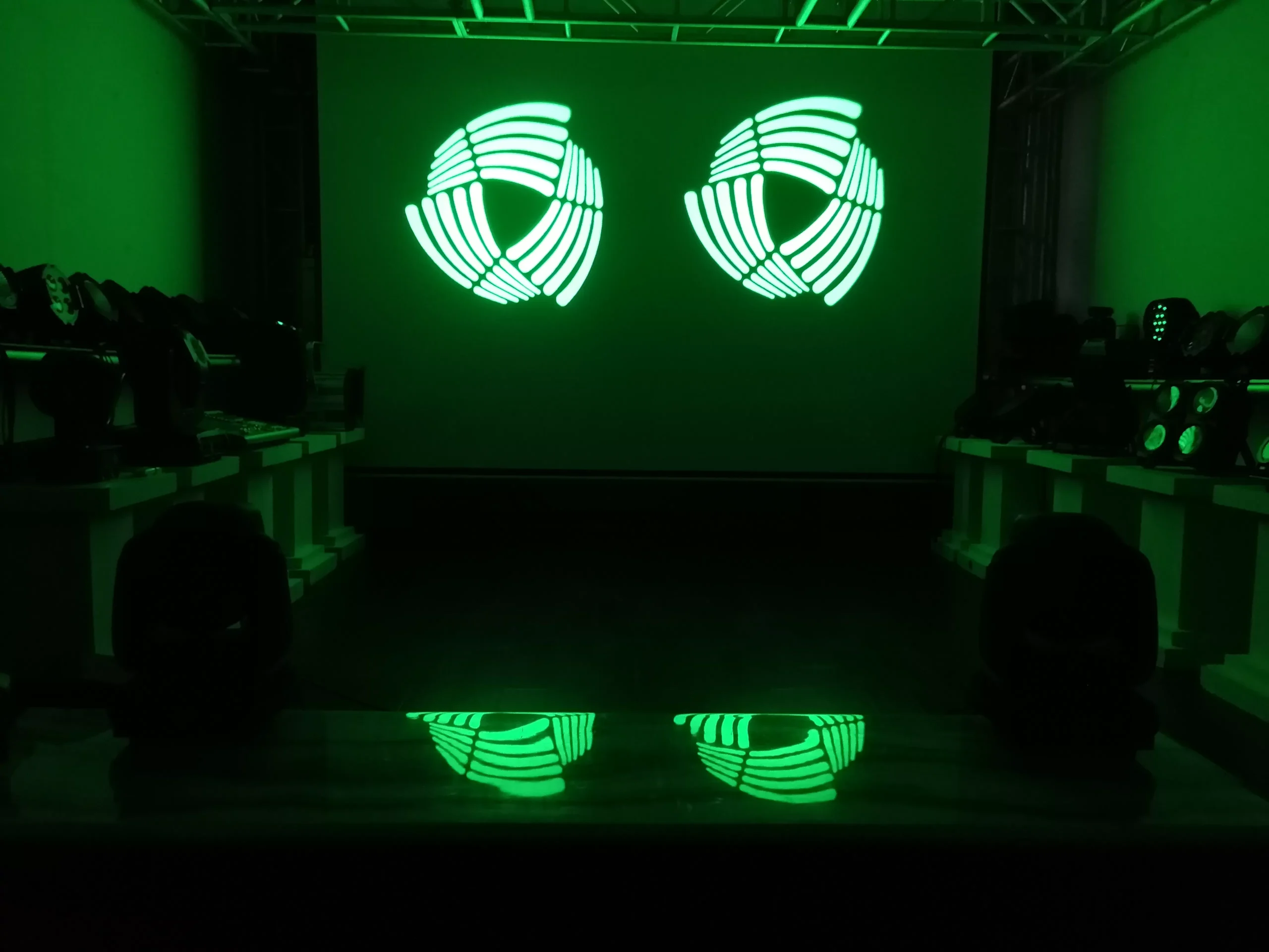 效果 (3) 100W Spot 4×10W Wash Moving Head 12/16/23 DMX 540°190° 18° Zoom 3-facet Prism 8 Gobos OLED Stage Light Performance Fixture 50000H Lifespan Indoor Lighting Device Lightweight Stable Entertainment Stage Equipment for Ceremony Fashion Show Club Event Exhibition Bar