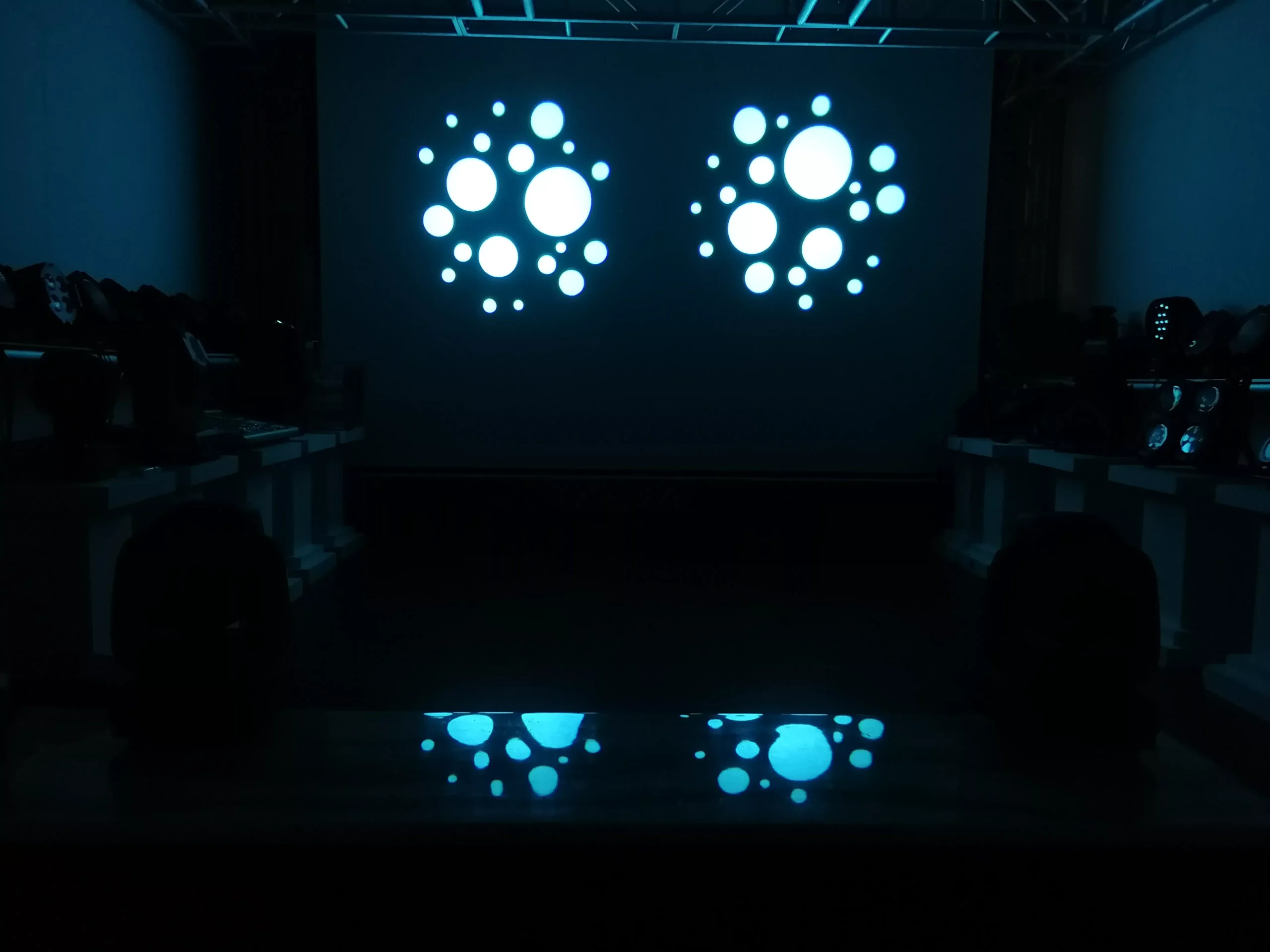 效果 (5) 100W Spot 4×10W Wash Moving Head 12/16/23 DMX 540°190° 18° Zoom 3-facet Prism 8 Gobos OLED Stage Light Performance Fixture 50000H Lifespan Indoor Lighting Device Lightweight Stable Entertainment Stage Equipment for Ceremony Fashion Show Club Event Exhibition Bar