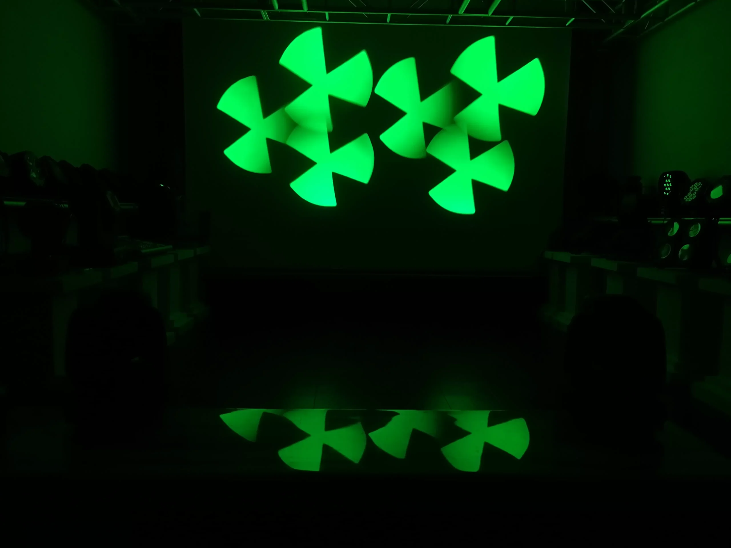 100W Spot 4×10W Wash Moving Head 12/16/23 DMX 540°190° 18° Zoom 3-facet Prism 8 Gobos OLED Stage Light Performance Fixture 50000H Lifespan Indoor Lighting Device Lightweight Stable Entertainment Stage Equipment for Ceremony Fashion Show Club Event Exhibition Bar
