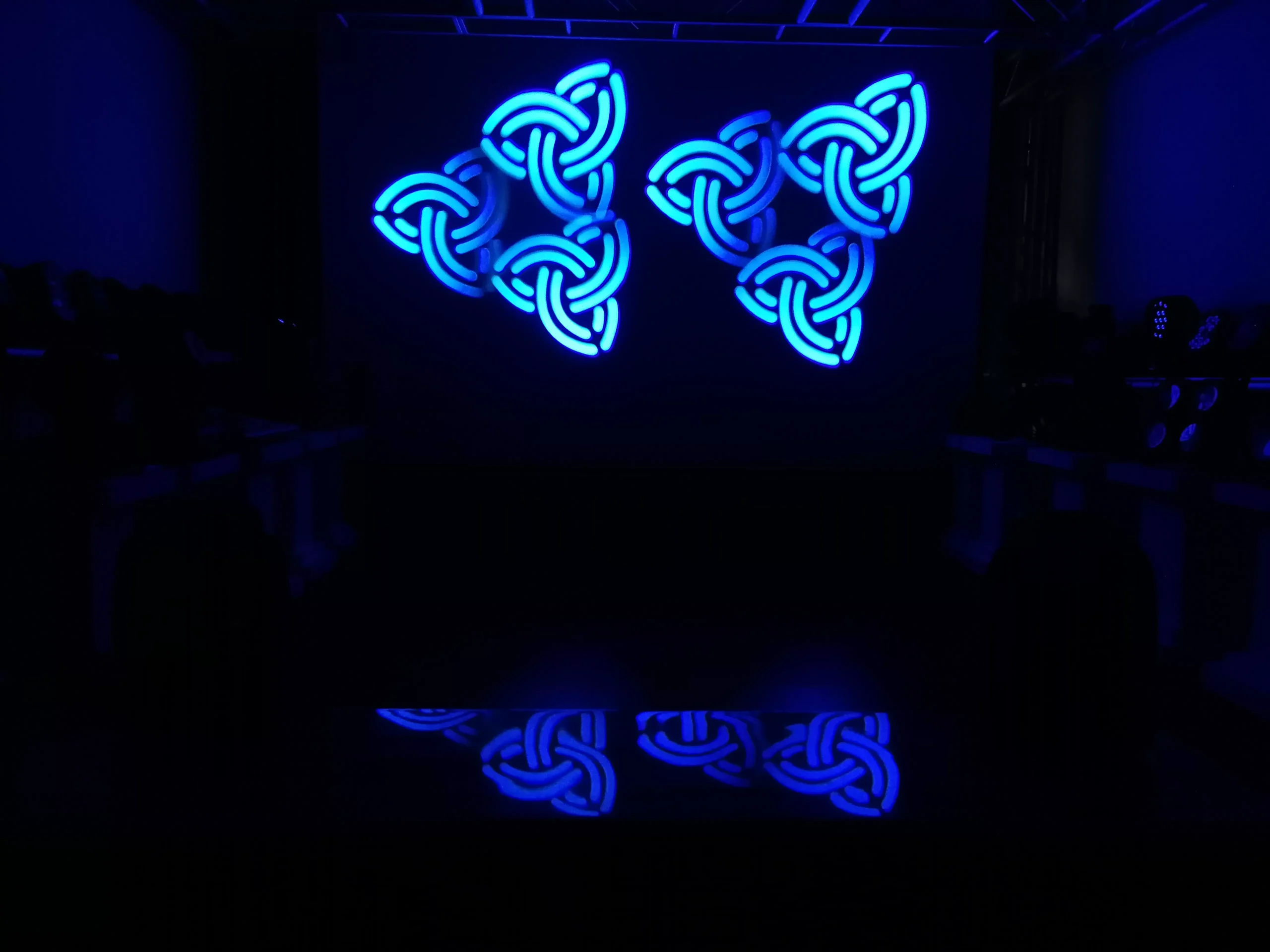 效果 (8) 100W Spot 4×10W Wash Moving Head 12/16/23 DMX 540°190° 18° Zoom 3-facet Prism 8 Gobos OLED Stage Light Performance Fixture 50000H Lifespan Indoor Lighting Device Lightweight Stable Entertainment Stage Equipment for Ceremony Fashion Show Club Event Exhibition Bar