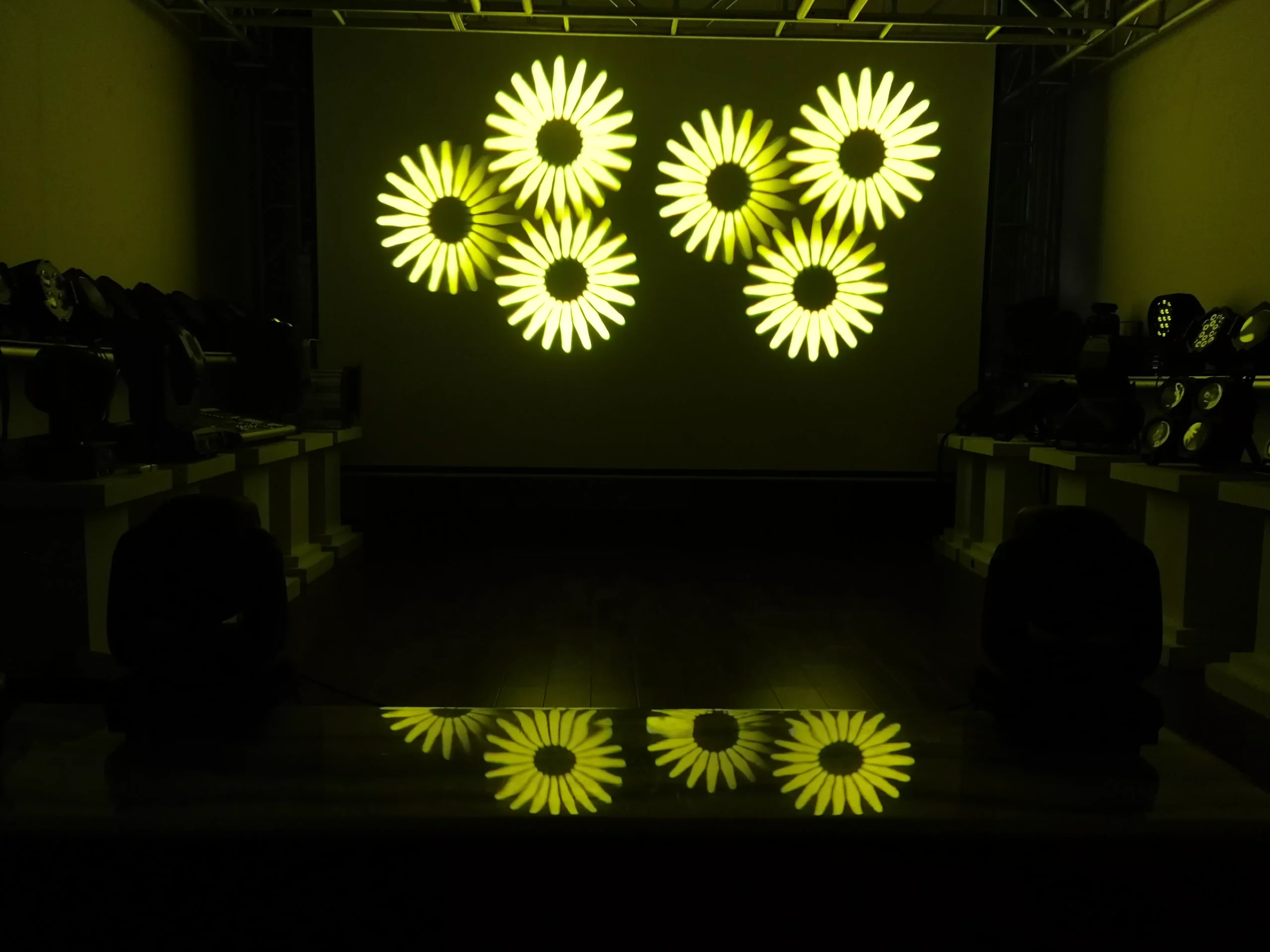 100W Spot 4×10W Wash Moving Head 12/16/23 DMX 540°190° 18° Zoom 3-facet Prism 8 Gobos OLED Stage Light Performance Fixture 50000H Lifespan Indoor Lighting Device Lightweight Stable Entertainment Stage Equipment for Ceremony Fashion Show Club Event Exhibition Bar