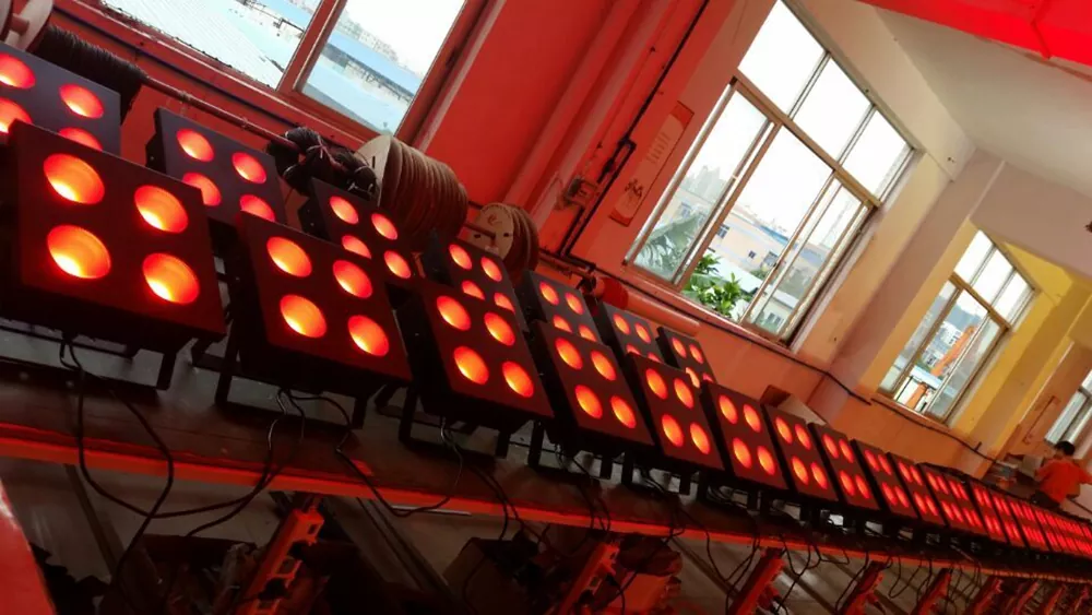 详情 (1) 4*100W Single CW WW COB Blinder 400W Import LED Ra≥90 30Deg 11700Hz Flicker-Free 4/8CH DMX Master Slave Sound Auto Metal IP20 Stage Spot Professional Broadcast Fixture Housing Indoor Performance Equipment for Wedding Theatre TV Recording Lighting Solution