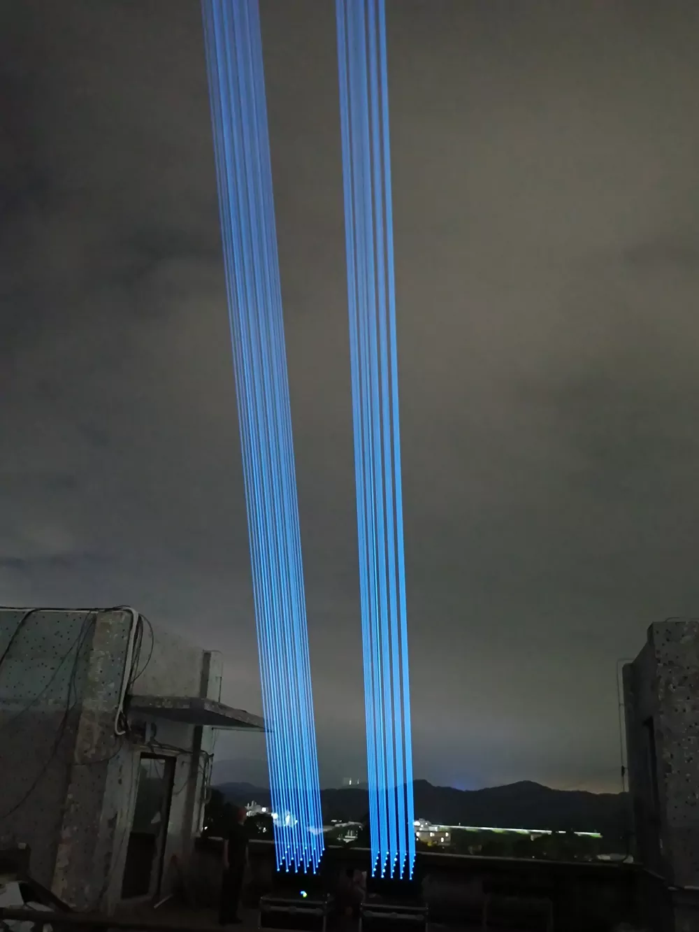 5*5 Fat Beam RGB Laser Array Light Matrix 25 Emitters 256-step Dimming IP65 Water-resistant 90-channel DMX Multi Modes High-stability Diode Tunable Rays Stage Lighting with Case IP65 Outdoor for Landscape Park Event Celebration Exhibition Decor