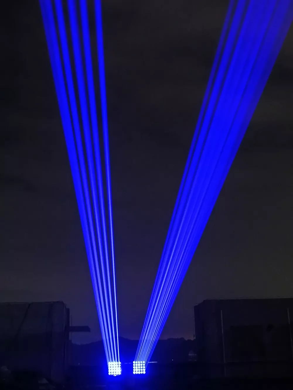 5*5 Fat Beam RGB Laser Array Light Matrix 25 Emitters 256-step Dimming IP65 Water-resistant 90-channel DMX Multi Modes High-stability Diode Tunable Rays Stage Lighting with Case IP65 Outdoor for Landscape Park Event Celebration Exhibition Decor