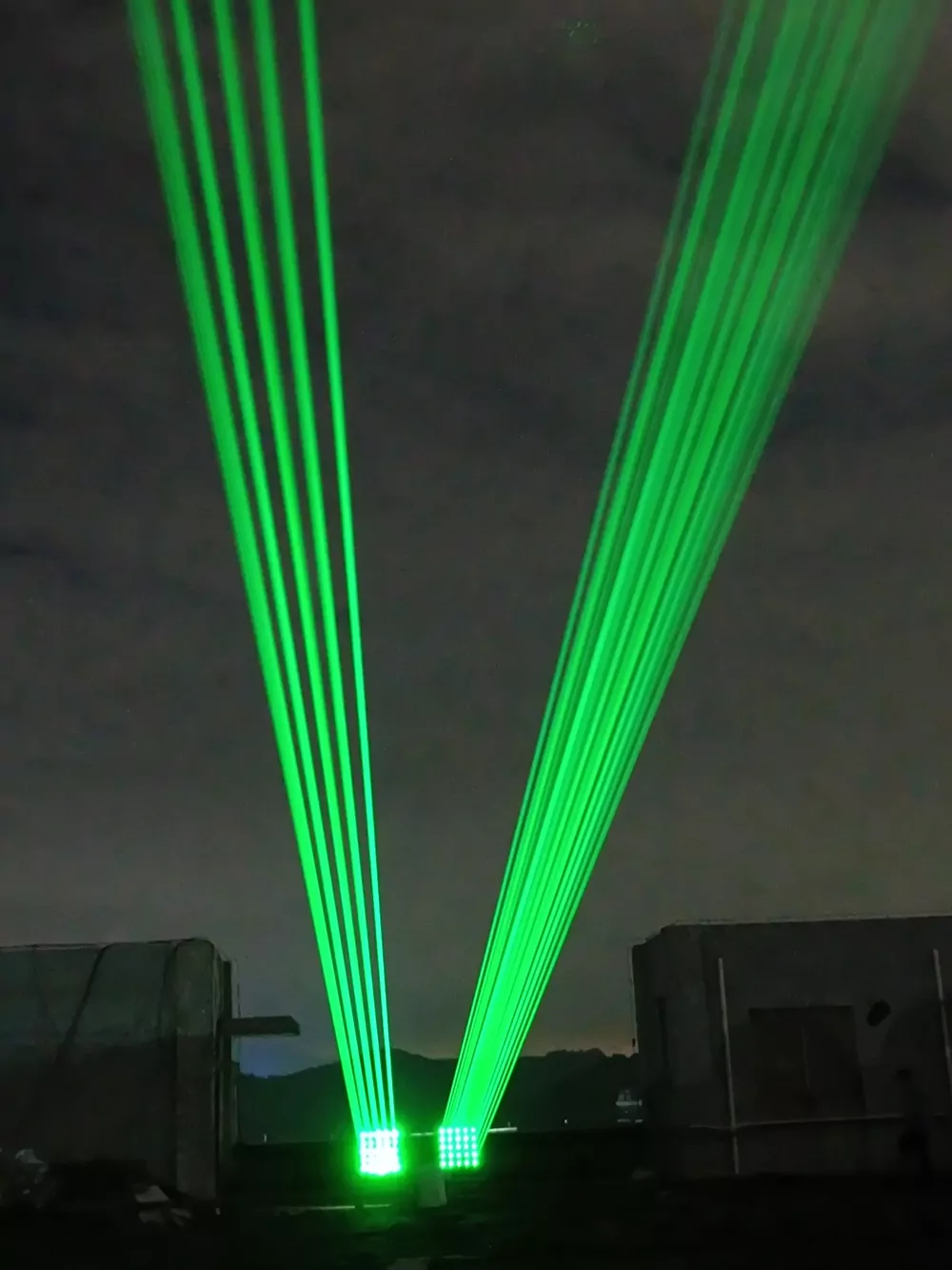 5*5 Fat Beam RGB Laser Array Light Matrix 25 Emitters 256-step Dimming IP65 Water-resistant 90-channel DMX Multi Modes High-stability Diode Tunable Rays Stage Lighting with Case IP65 Outdoor for Landscape Park Event Celebration Exhibition Decor