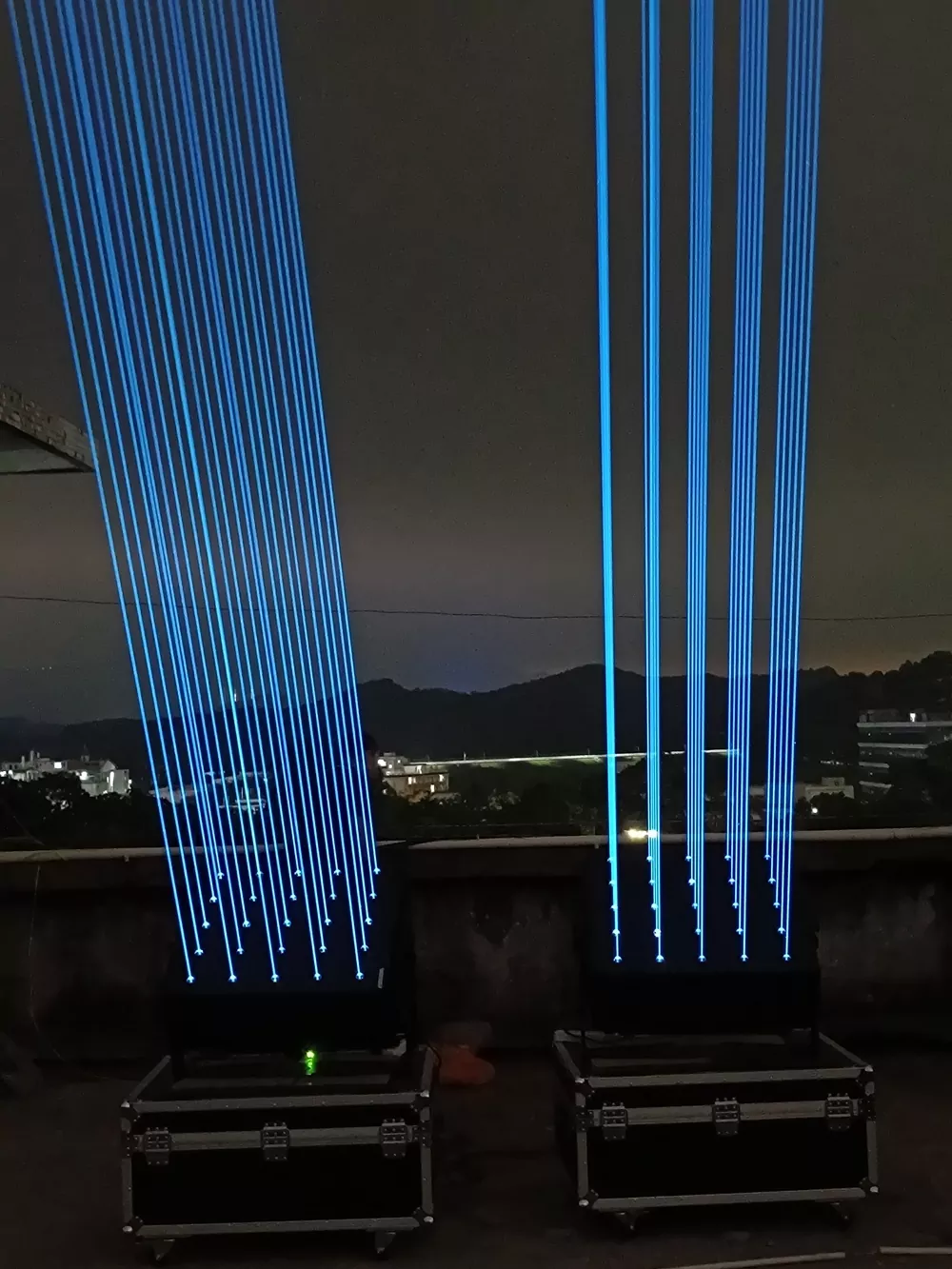 5*5 Fat Beam RGB Laser Array Light Matrix 25 Emitters 256-step Dimming IP65 Water-resistant 90-channel DMX Multi Modes High-stability Diode Tunable Rays Stage Lighting with Case IP65 Outdoor for Landscape Park Event Celebration Exhibition Decor