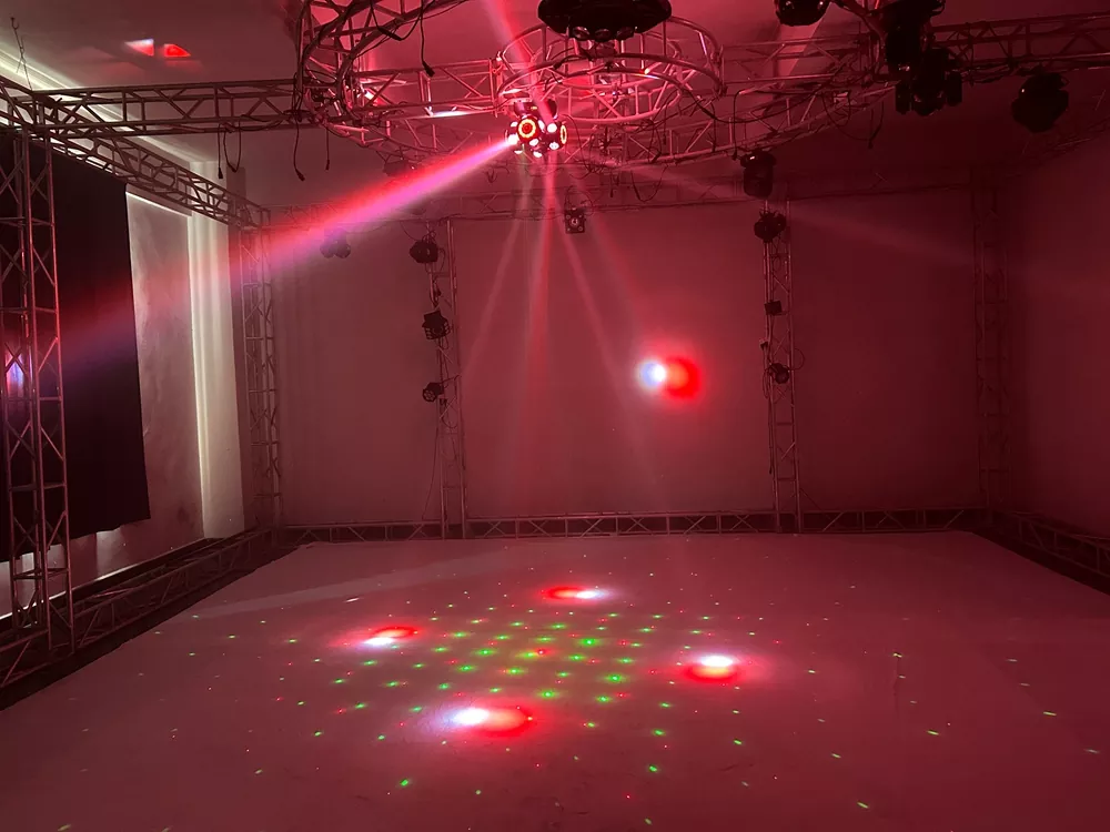 效果 (3) Four Arm Hot Wheel LED Strip Stage Light 180W AC90-240V 22 DMX 16x10W RGBW Dual 30mW RG Laser 2-3° Narrow Beam Fixture Smooth Dimming Strobe Indoor Disco KTV Party Lamp Multi Layer Beam Laser Stripe White Flash Macro Program Daisy Chain for Dance Showcase Wine Party Art Gala Boutique Launch LIve Band Venue Mini Wedding Banquet Bar Stage