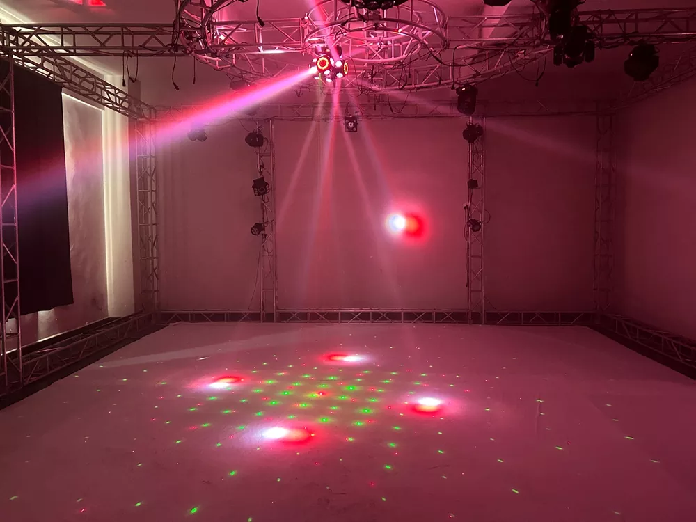 效果 (6) Four Arm Hot Wheel LED Strip Stage Light 180W AC90-240V 22 DMX 16x10W RGBW Dual 30mW RG Laser 2-3° Narrow Beam Fixture Smooth Dimming Strobe Indoor Disco KTV Party Lamp Multi Layer Beam Laser Stripe White Flash Macro Program Daisy Chain for Dance Showcase Wine Party Art Gala Boutique Launch LIve Band Venue Mini Wedding Banquet Bar Stage