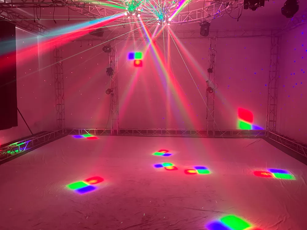 效果图 (2) Three Head Gecko Moving Stage Light 150W 19 DMX 12x10W RGBW 12x5W Golden Strobe RGB 1mW Laser 540X 360Y Rot Fixture Indoor Party Equipment Disco KTV Performance Lamp Multi Beam Laser Golden Flash Wide Voltage for Live Gig Fashion Small Runway Party Showcase Boutique Holiday Gala Wedding Events Mini Stage