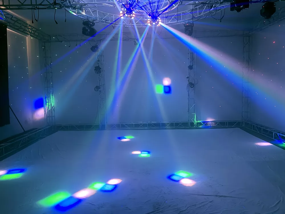 效果图 (5) Three Head Gecko Moving Stage Light 150W 19 DMX 12x10W RGBW 12x5W Golden Strobe RGB 1mW Laser 540X 360Y Rot Fixture Indoor Party Equipment Disco KTV Performance Lamp Multi Beam Laser Golden Flash Wide Voltage for Live Gig Fashion Small Runway Party Showcase Boutique Holiday Gala Wedding Events Mini Stage