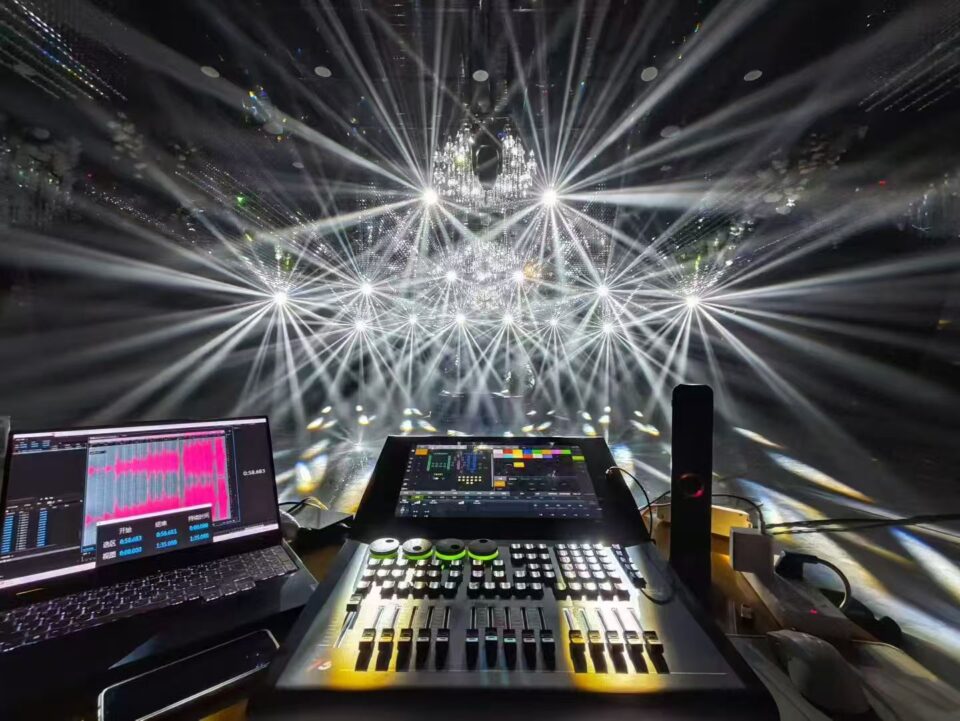 kingkong intelligent lighting console with asts automatic smart tracking system all‑in‑one wedding and rental stage lighting control desk